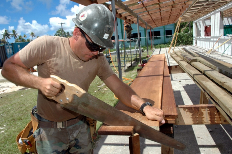 menuisier-CHATEAUVERT-min_worker_construction_building_carpenter_male_job_build_helmet-893290